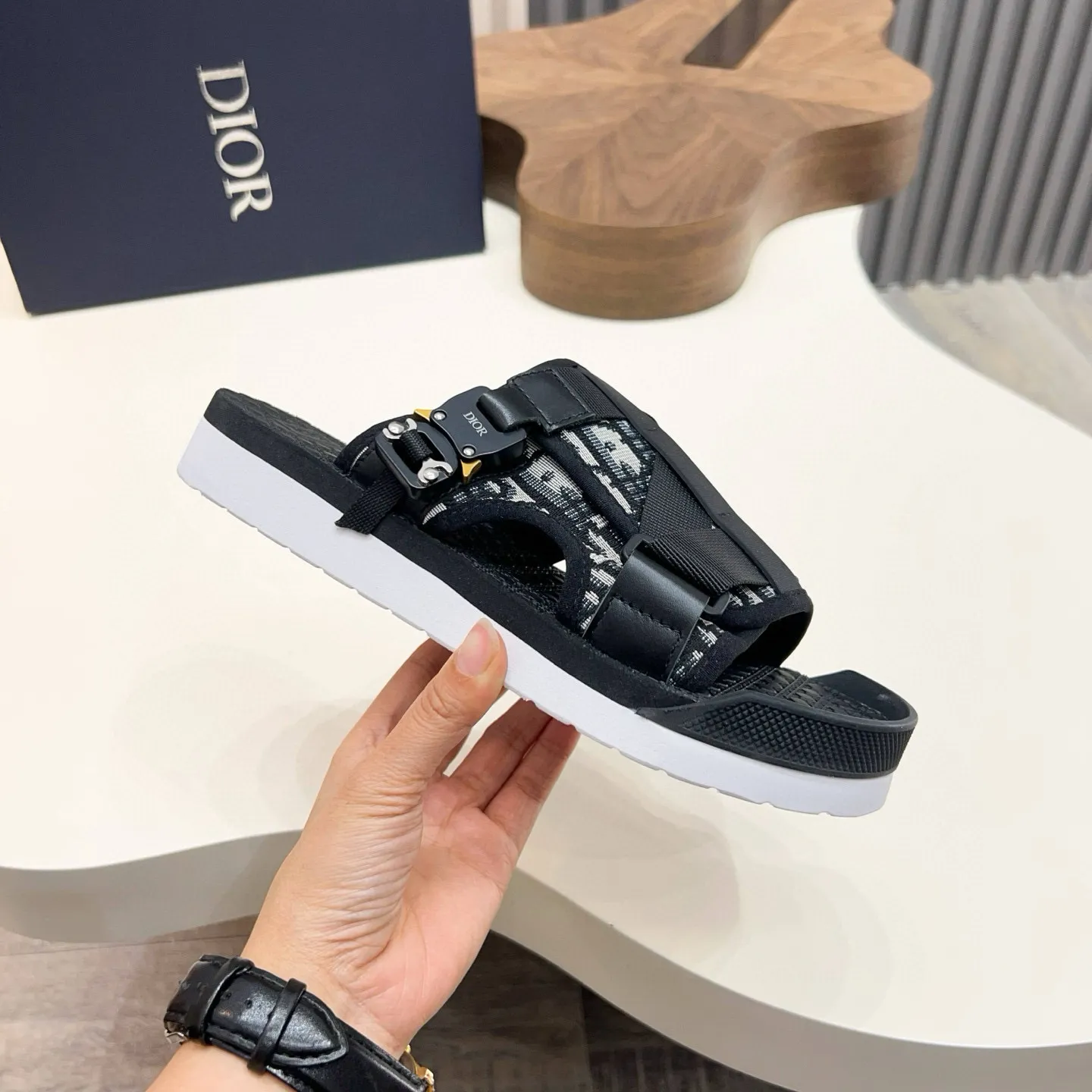 Factory price: 300💰Dior Alias ​​men's leather slippers. This Alias ​​sandal is a new summer product, showing a casual and elegant style. Carefully crafted from grained cow leather and Oblique printed fabric, with cowhide lining! Cross-strap design with metal-clad brass CD Diamond logo. The imported cowhide leather and rubber sole adds sophistication and comfort, while Oblique print-effect anti-slip panels add style. Size: 38-44 (45 customized)
